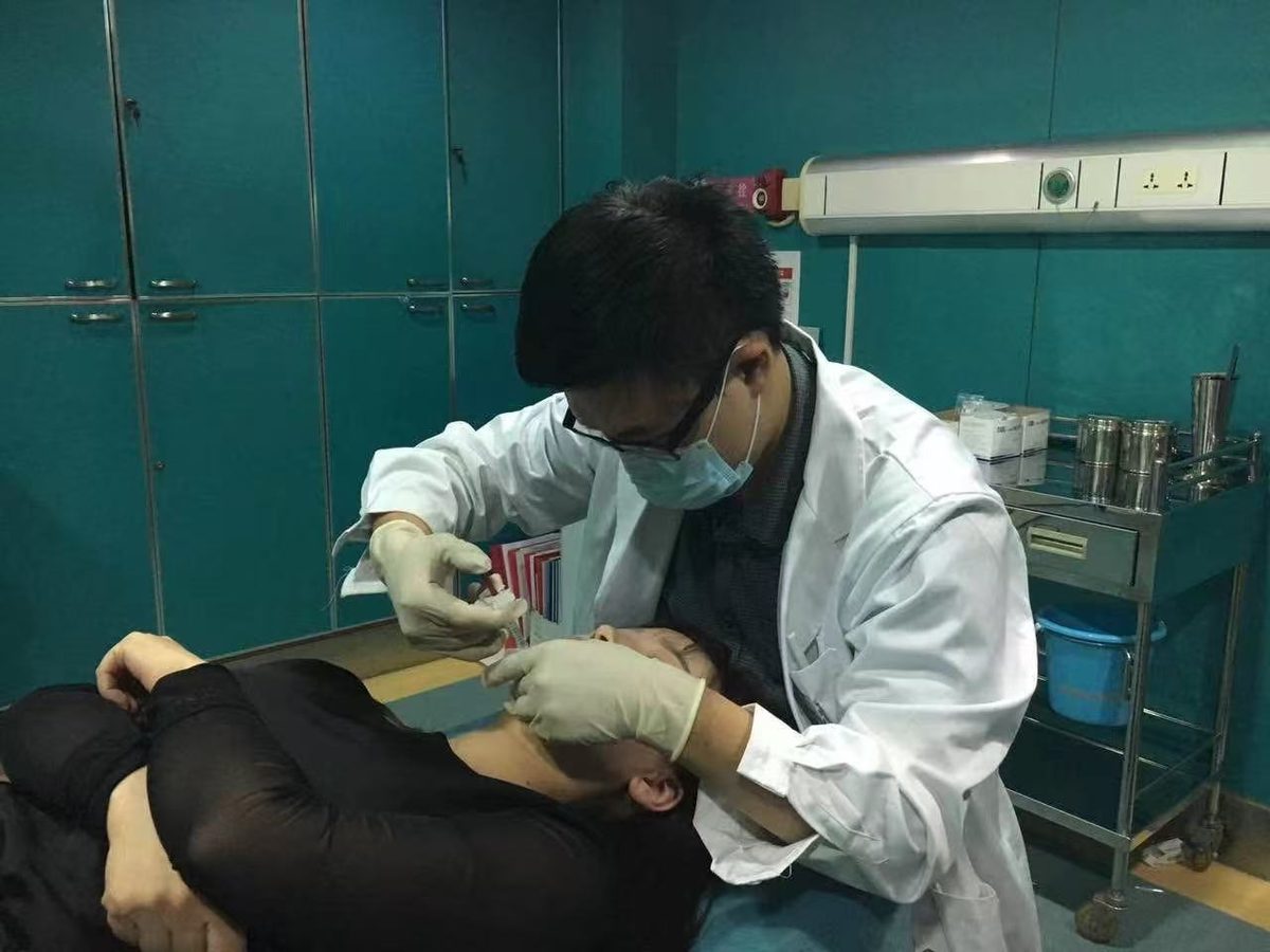 杨昇达医师进行客户操作